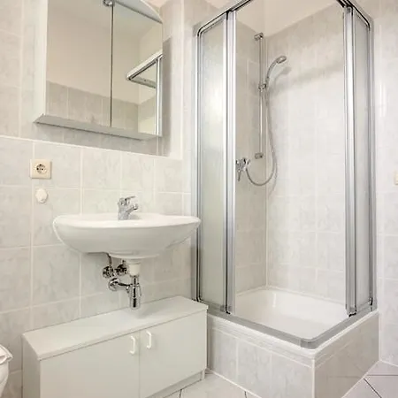 Lindemann Apartment *